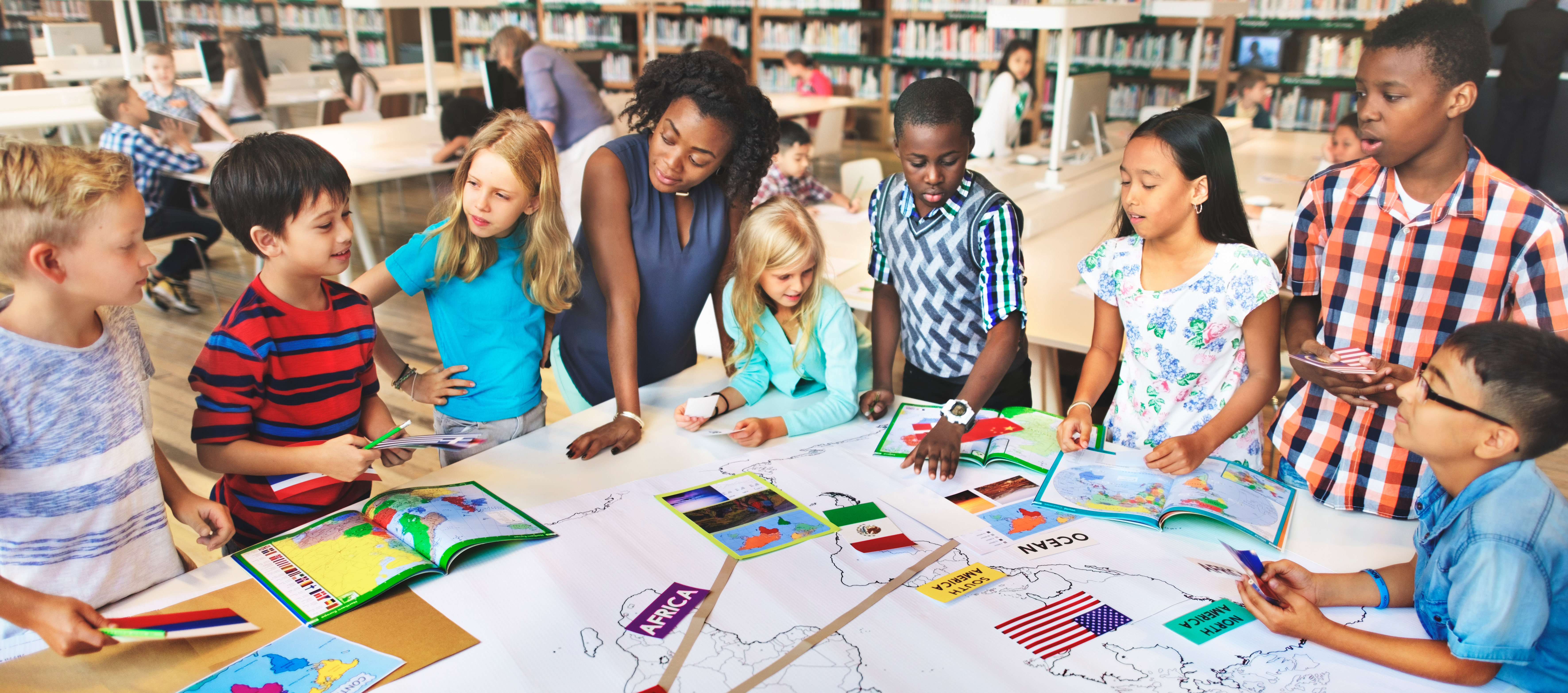 Students gathered around their teacher_AdobeStock