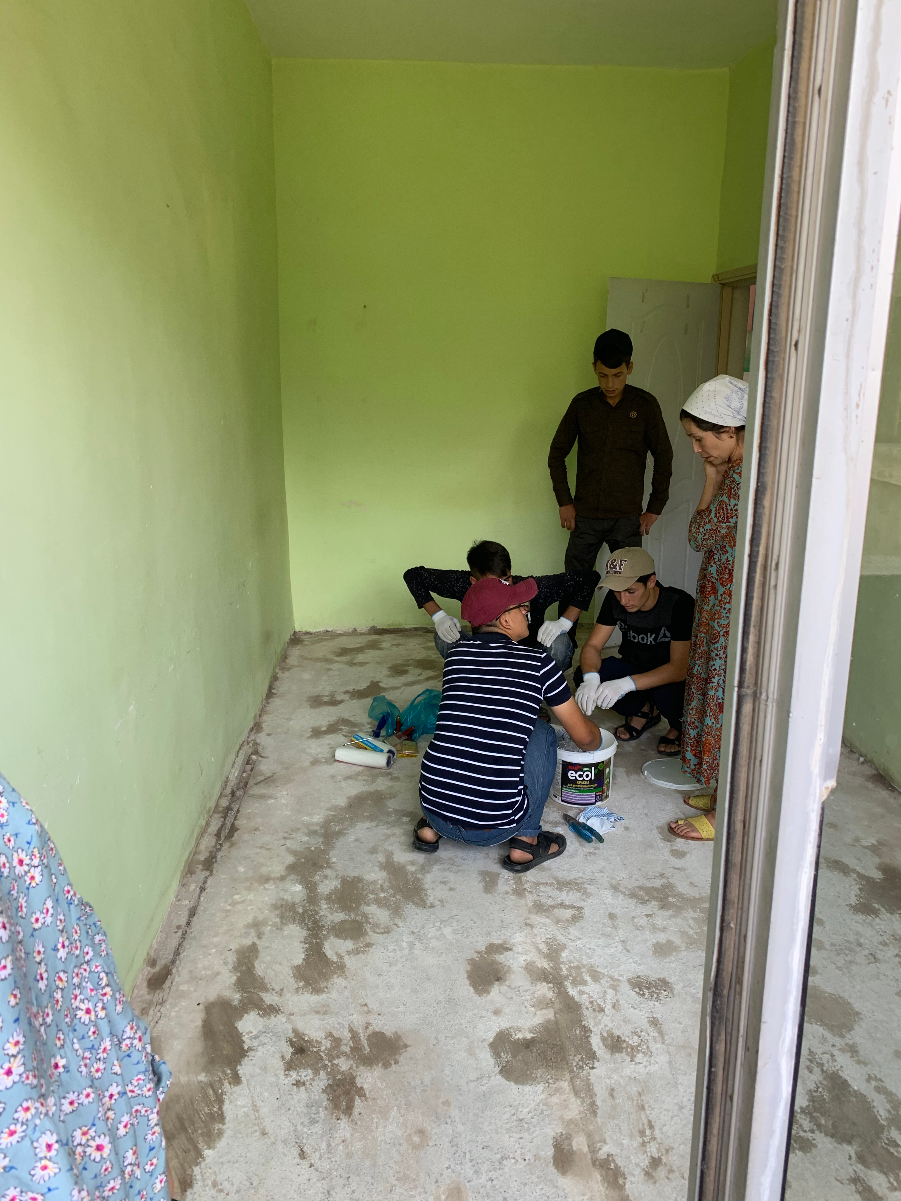 Tajiks working on the floors of the library