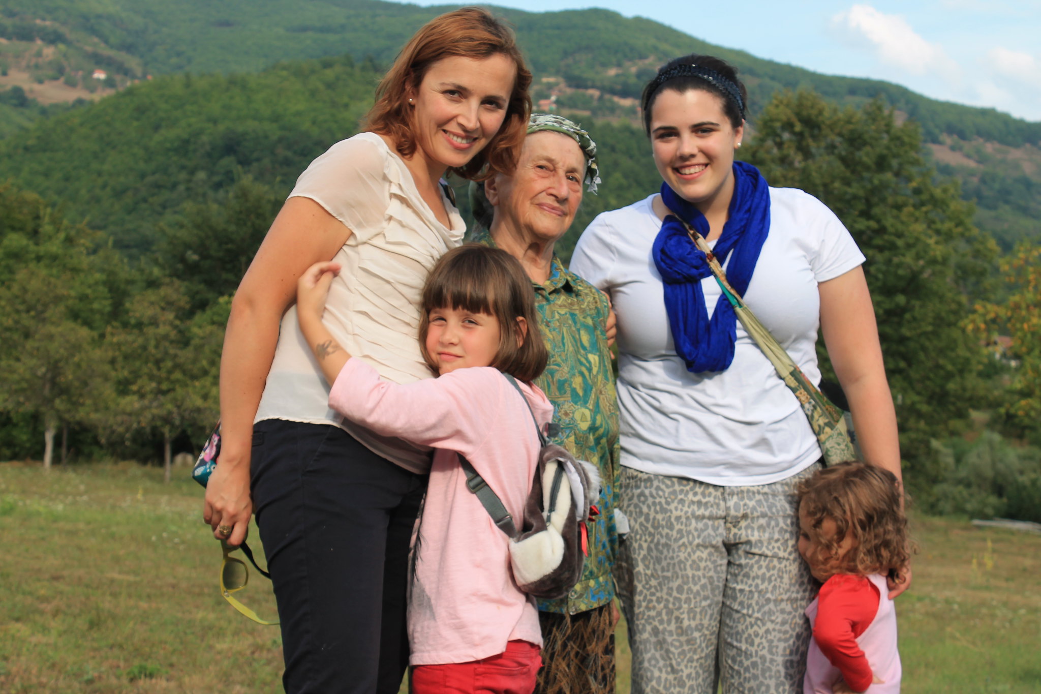 YES Abroad alumna, Sarah, and her host family in Bosnia & Herzegovina