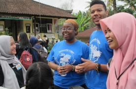 YES Abroad alumni, Keauna and Jakobe, with classmates in Indonesia
