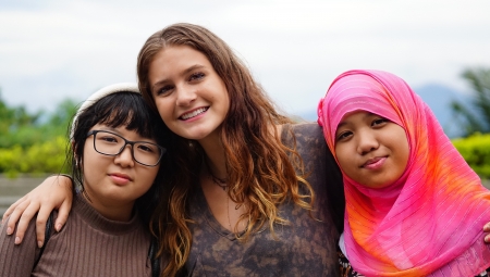 Three smiling friends on YES Abroad 