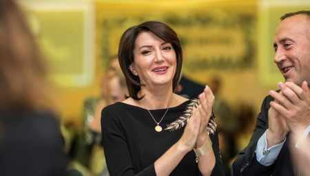 The former president of Kosovo and the prime minister, smiling and applauding at the KAEF gala dinner