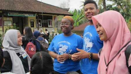 YES Abroad alumni, Keauna and Jakobe, with classmates in Indonesia