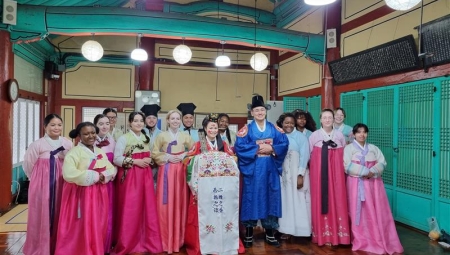 KISLP participants in traditional Korean attire